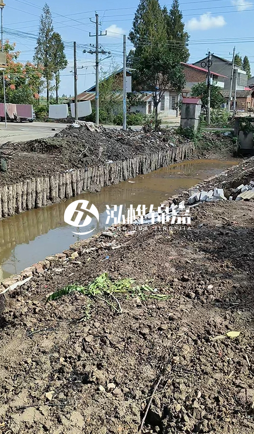 打樁木樁為什么要一根根挨著打?100米河堤需要打多少根木樁?