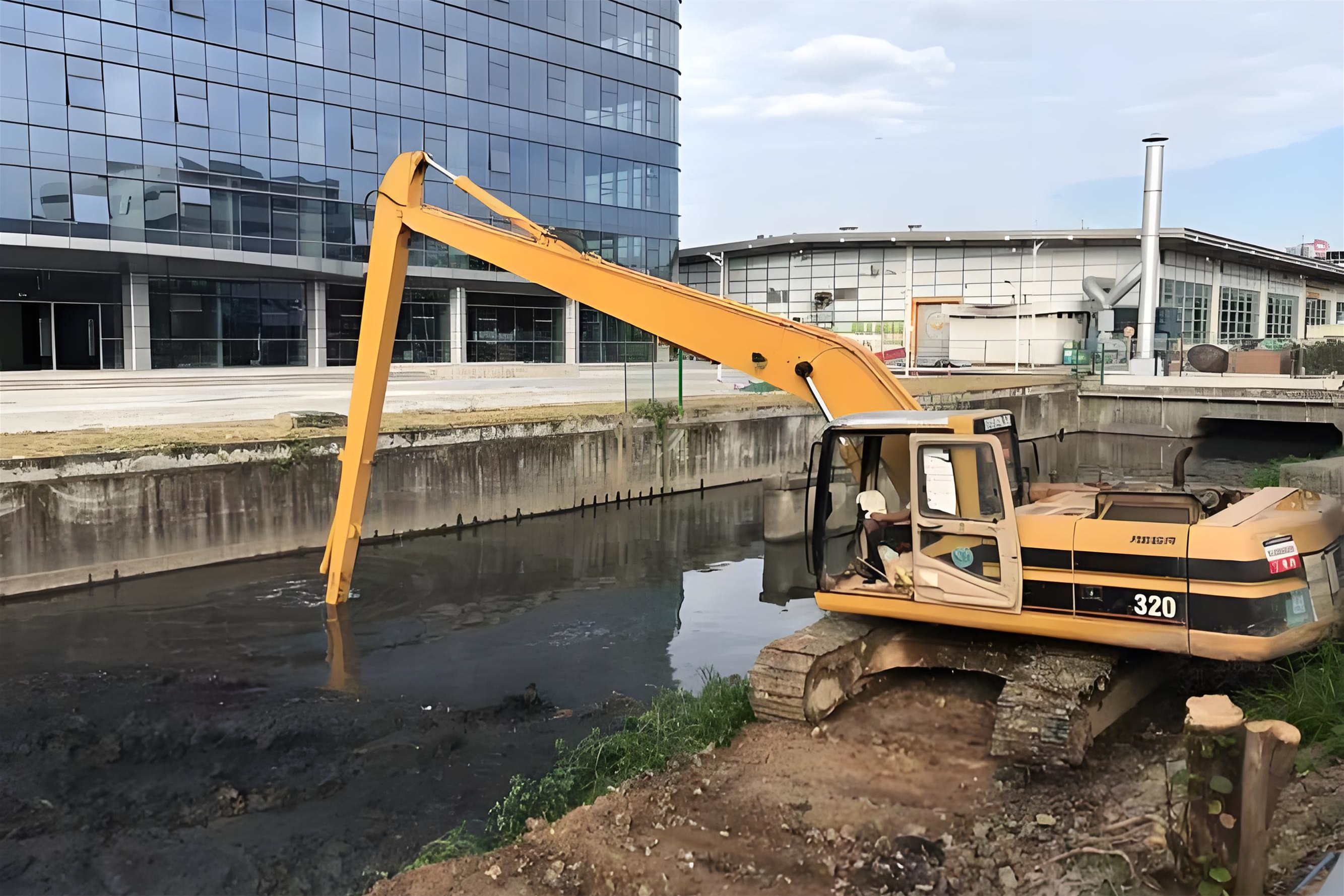 貴州銅仁挖機(jī)清淤施工隊(duì) - 魚(yú)塘清淤的費(fèi)用大概需要多少?