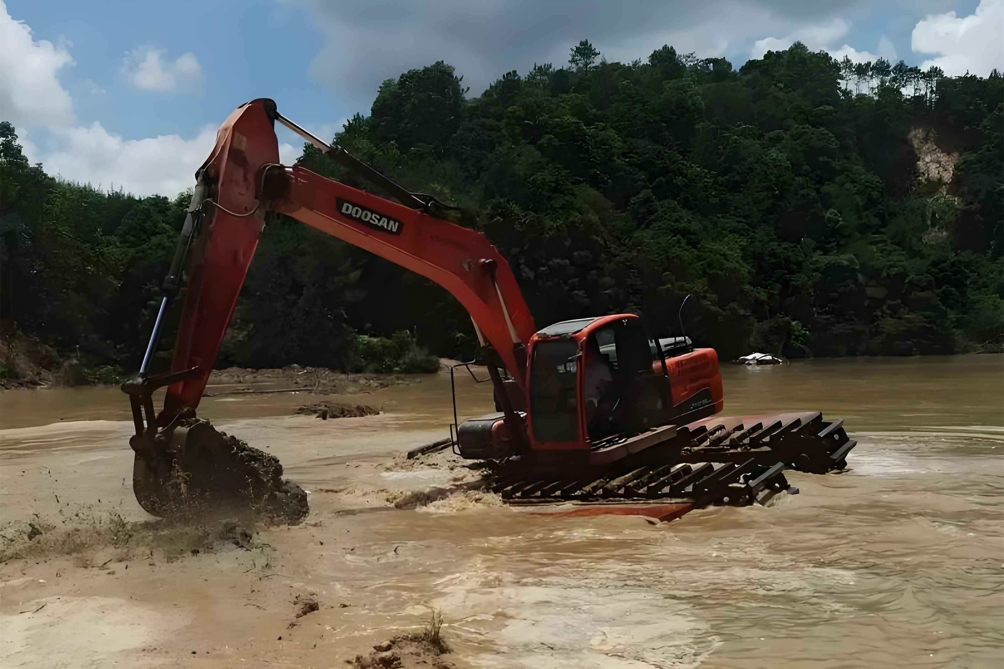湖南長沙挖機清淤施工隊-小河道清淤的費用大概是多少錢一米？